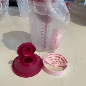 NIP Tupperware Shaker